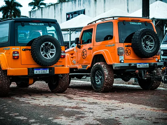 Jipes laranja de jeep clube alinhados na exposição do JipeFest