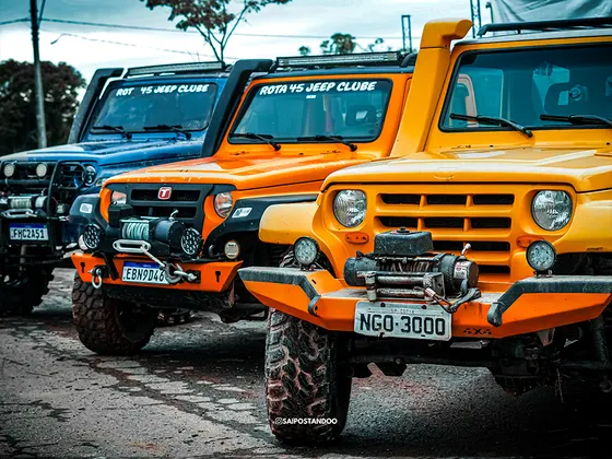 Toyota Bandeirante laranja de jeep clube no evento