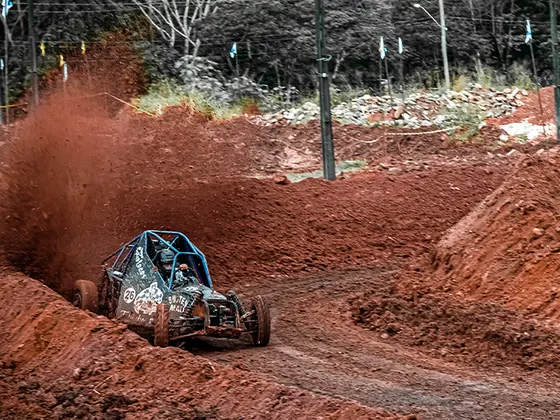 Gaiola cross levantando poeira na pista de terra