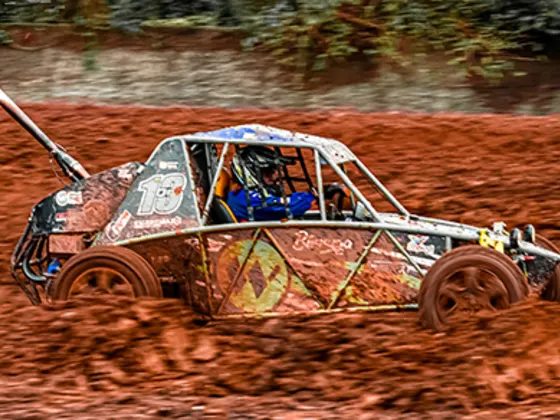 Gaiola bege acelerando na arena de cross