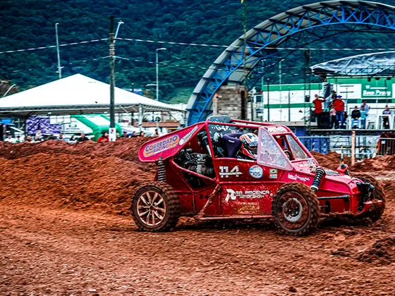 Gaiola cross vermelha na arena coberta
