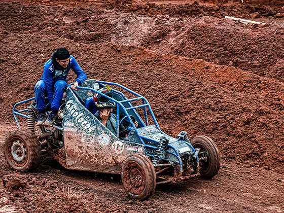 Gaiola azul fazendo a curva no circuito de terra