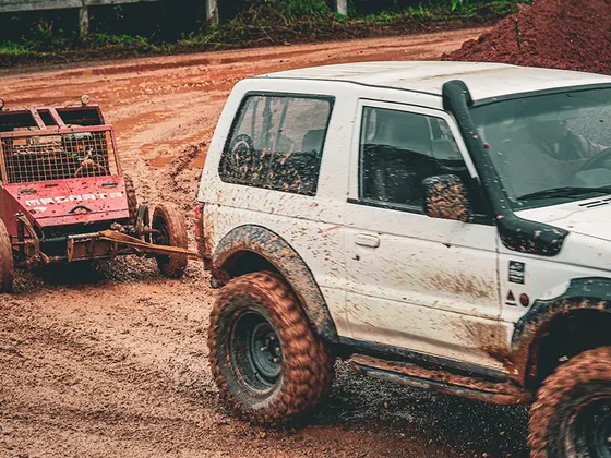 Utilitário 4x4 branco encarando o trecho de lama