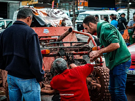 Equipe mexendo no carro entre as baterias
