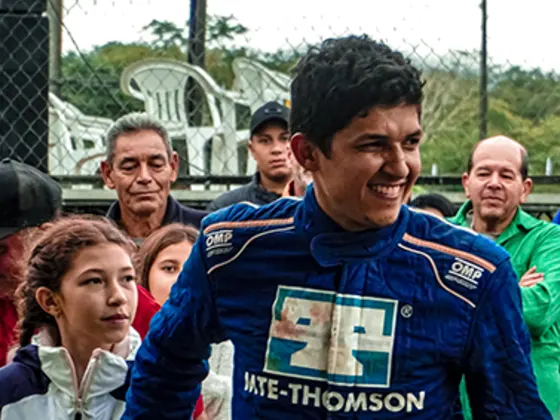 Piloto cercado pelo público durante o evento